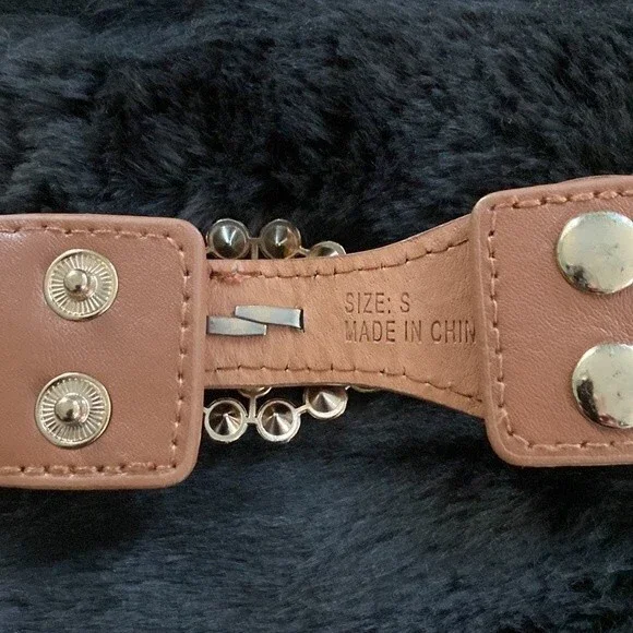 Brooch embellished stretch belt - Picture 2 of 3